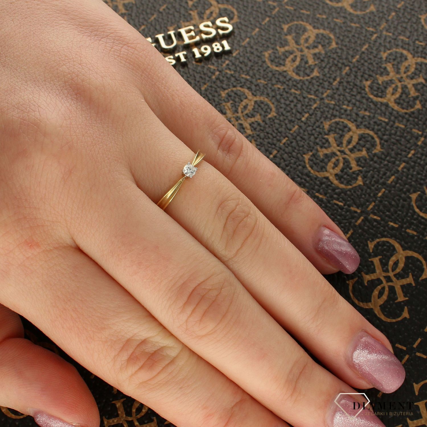 pierścionek zareczynowy, pierścionek ze złota, Pierścionek złoty DIAMENT żółte złoto, diament, zwężany. Złoto i brylanty to wyjątkowe połączenie, które kobiety wprost uwielbiają.jpg